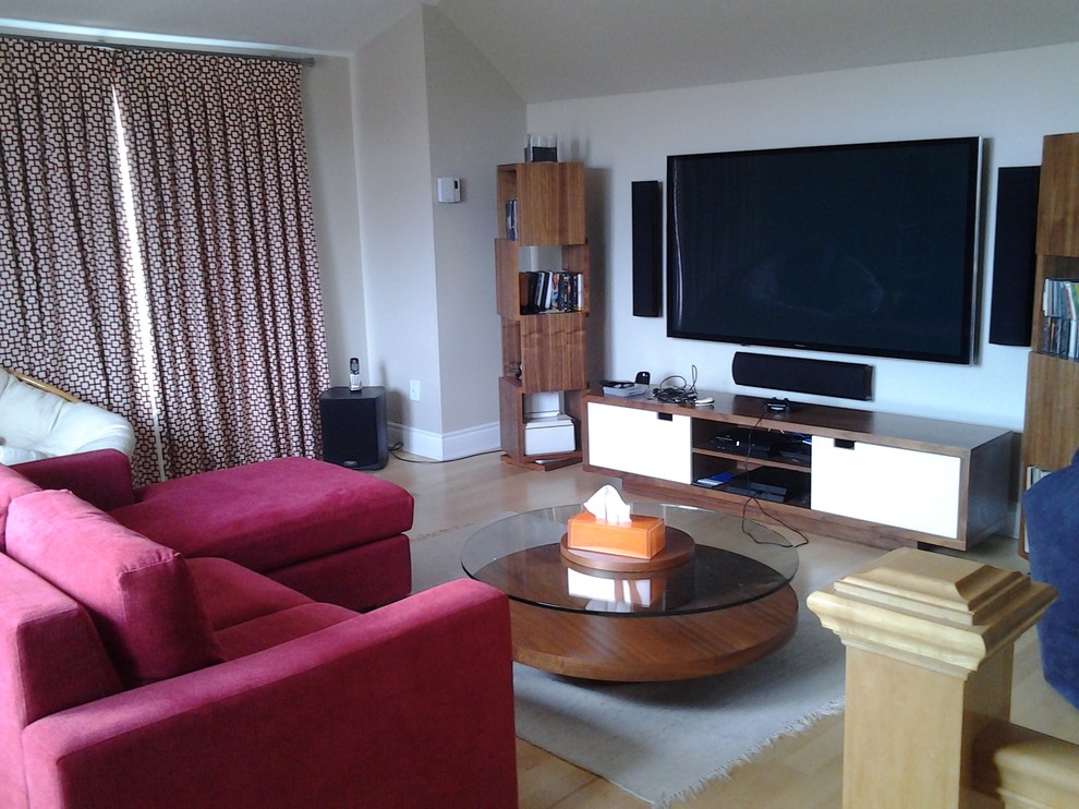 Immagine di un soggiorno minimalista di medie dimensioni e stile loft con pareti beige e parquet chiaro