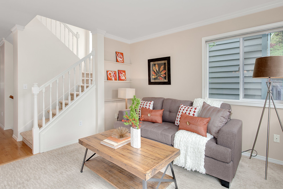 Kleines, Fernseherloses, Offenes Klassisches Wohnzimmer ohne Kamin mit beiger Wandfarbe und Teppichboden in Seattle