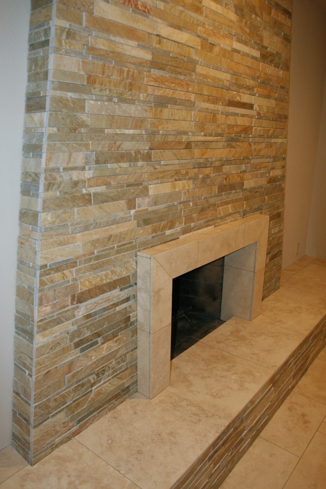 Modernes Wohnzimmer mit beiger Wandfarbe, Travertin, Kamin und Kaminumrandung aus Stein in Phoenix