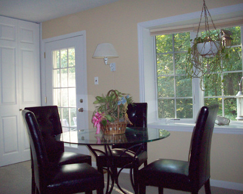 Immagine di una piccola sala da pranzo chic con pareti beige