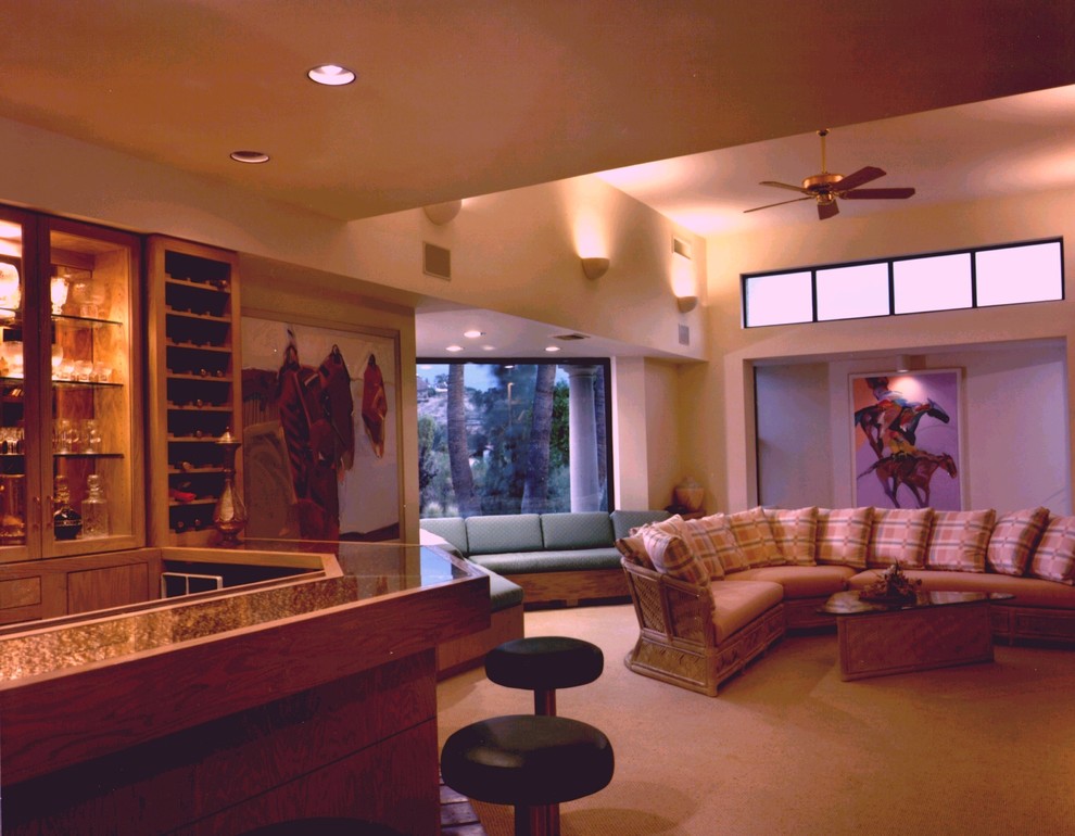 Esempio di un soggiorno moderno di medie dimensioni e aperto con angolo bar, pareti beige, moquette e parete attrezzata