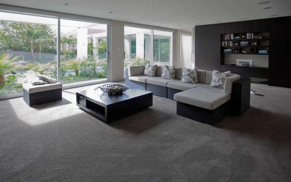 Foto de sala de estar abierta contemporánea grande con moqueta, pared multimedia, chimenea lineal y marco de chimenea de metal
