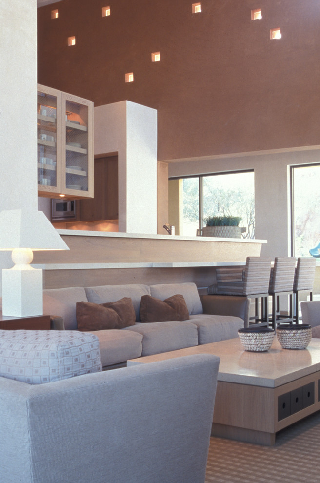 Стильный дизайн: большая открытая гостиная комната в современном стиле с светлым паркетным полом и коричневыми стенами - последний тренд