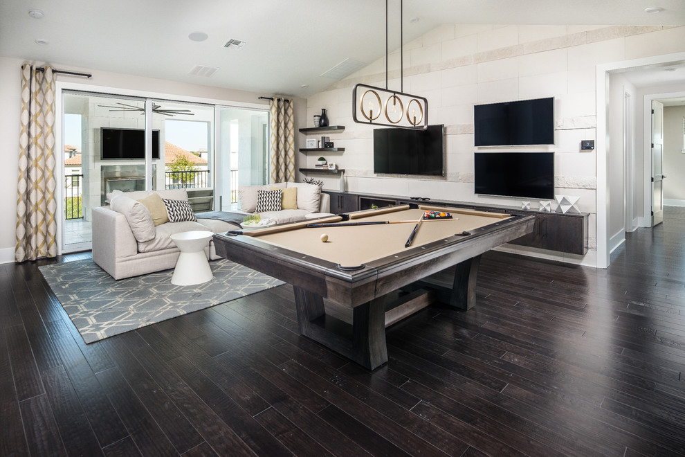 Klassisches Wohnzimmer mit grauer Wandfarbe, dunklem Holzboden, TV-Wand und braunem Boden in San Diego