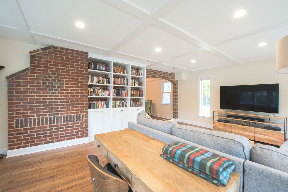 Mittelgroße, Abgetrennte Retro Bibliothek mit beiger Wandfarbe, braunem Holzboden, freistehendem TV und braunem Boden