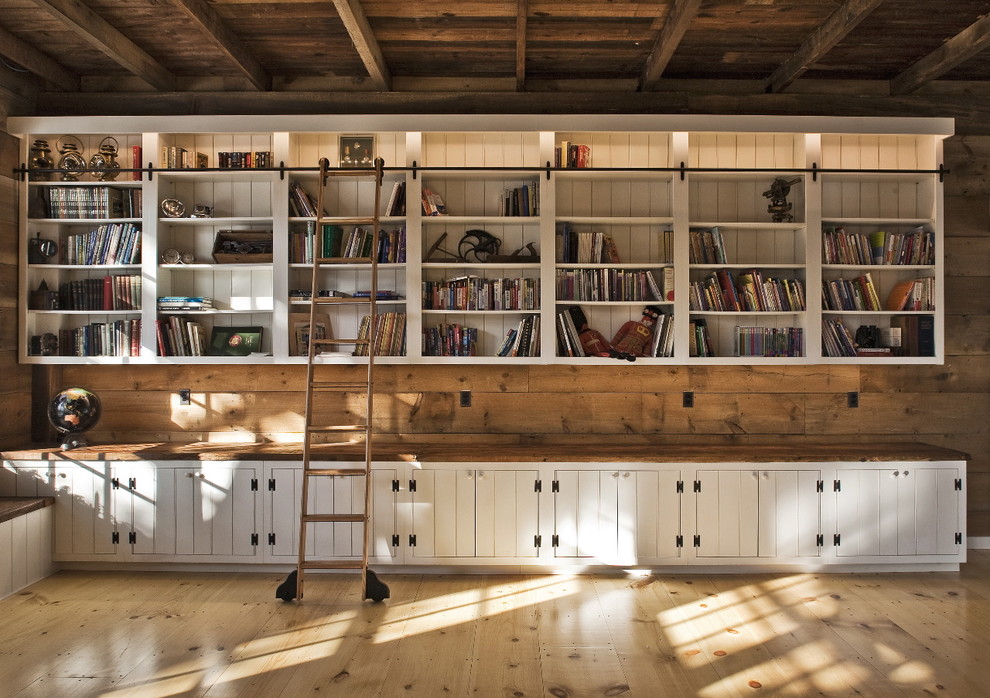 Diseño de sala de estar con biblioteca de estilo de casa de campo con suelo de madera en tonos medios