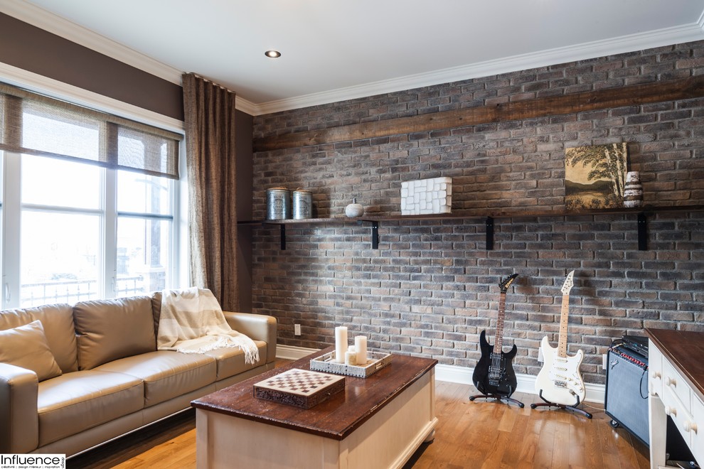 Cette image montre une salle de séjour chalet de taille moyenne avec une salle de musique, un mur marron et un sol en bois brun.
