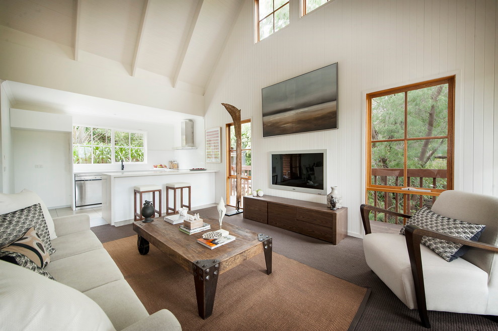 Immagine di un soggiorno contemporaneo di medie dimensioni con pareti bianche, moquette e TV a parete