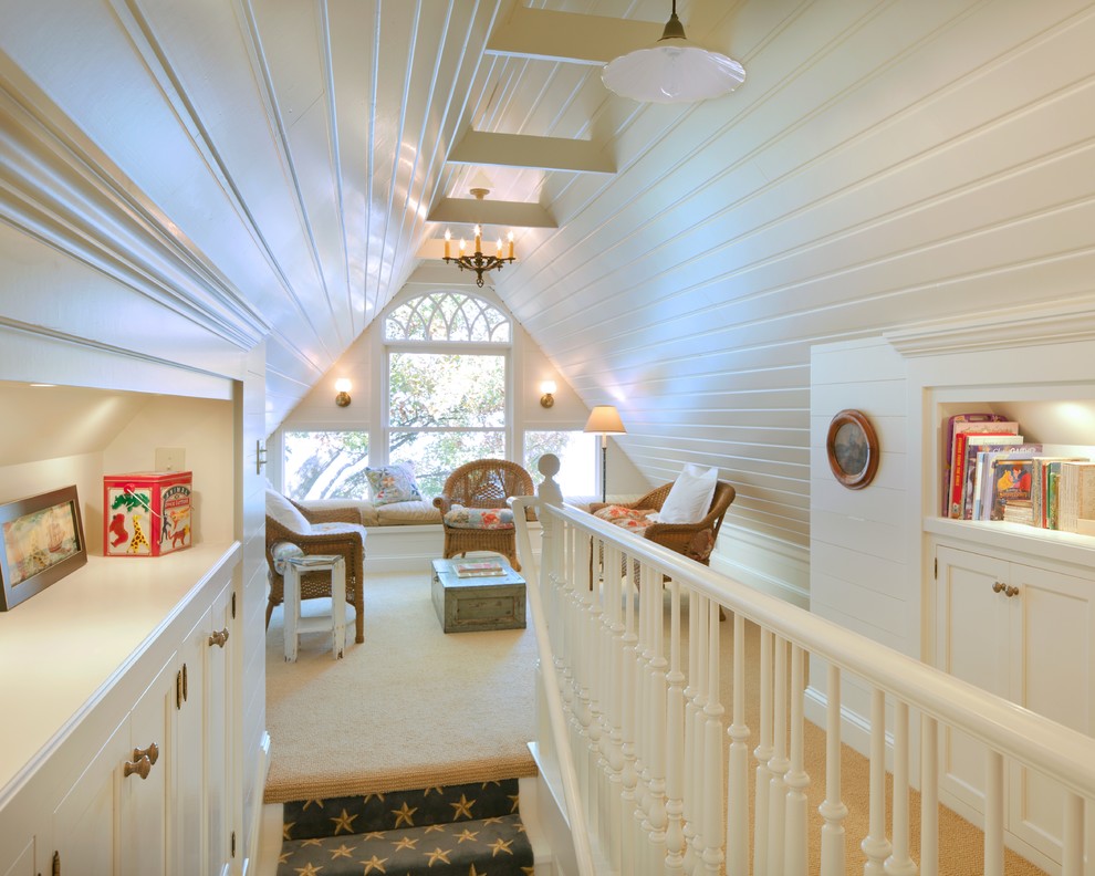 Свежая идея для дизайна: маленькая двухуровневая гостиная комната в викторианском стиле с ковровым покрытием для на участке и в саду - отличное фото интерьера