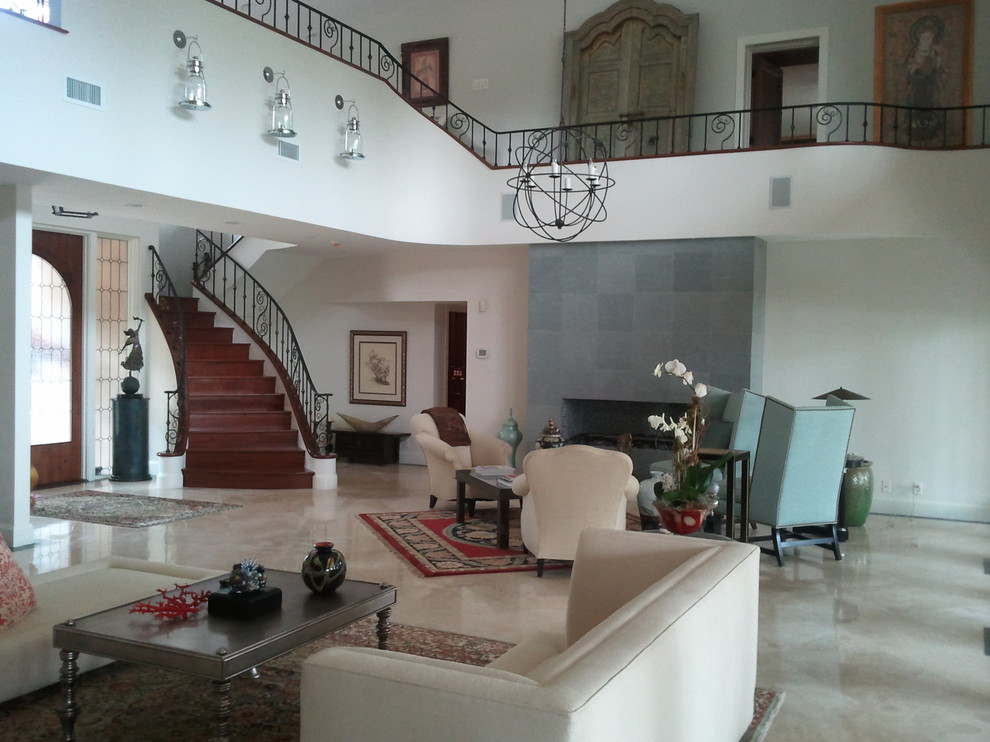 Großes, Fernseherloses, Offenes Modernes Wohnzimmer mit weißer Wandfarbe, Marmorboden, Kamin und gefliester Kaminumrandung in Miami