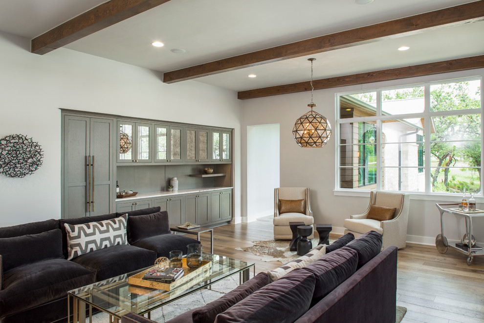 Offenes Klassisches Wohnzimmer ohne Kamin mit braunem Holzboden in Austin