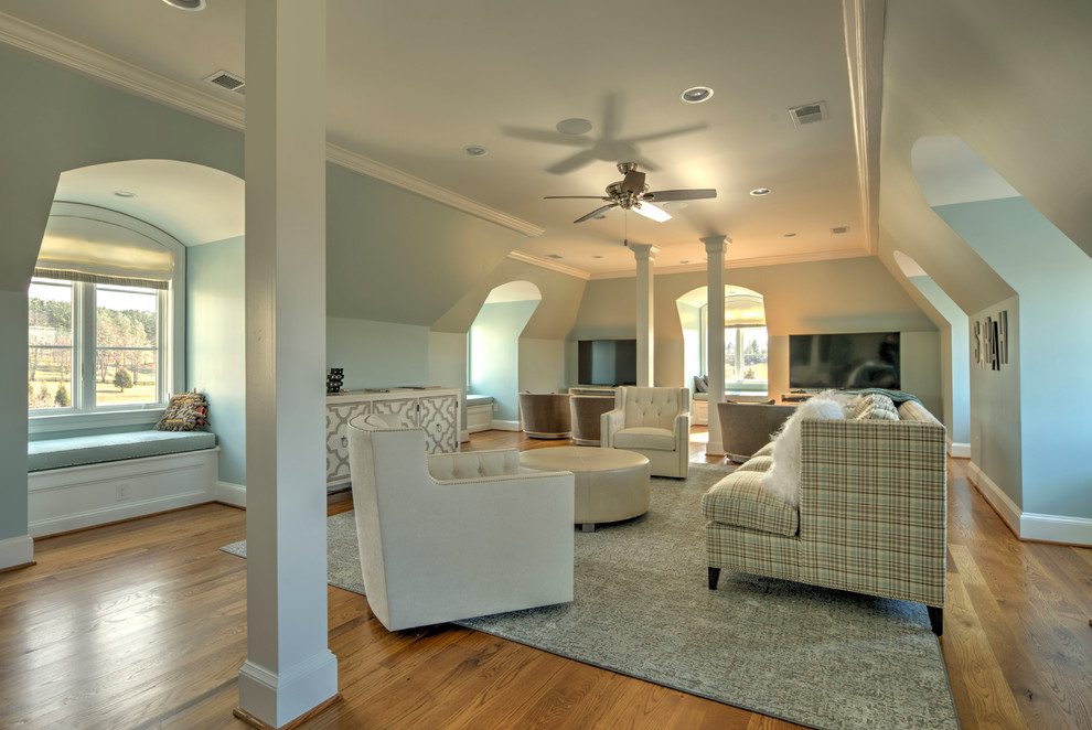 Пример оригинального дизайна: большая открытая гостиная комната в классическом стиле с синими стенами, паркетным полом среднего тона, телевизором на стене и коричневым полом