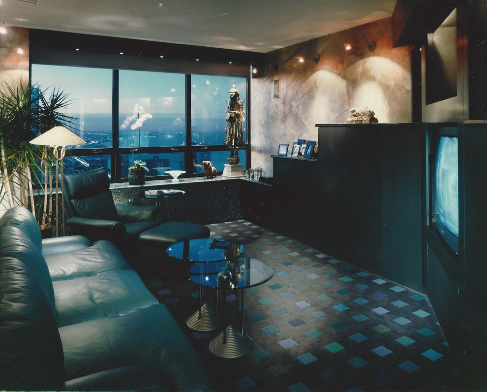 Kleines, Abgetrenntes Asiatisches Wohnzimmer ohne Kamin mit beiger Wandfarbe, Teppichboden und Multimediawand in Chicago