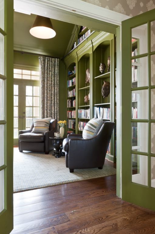 Стильный дизайн: изолированная гостиная комната среднего размера в стиле фьюжн с с книжными шкафами и полками, зелеными стенами и темным паркетным полом без камина, телевизора - последний тренд
