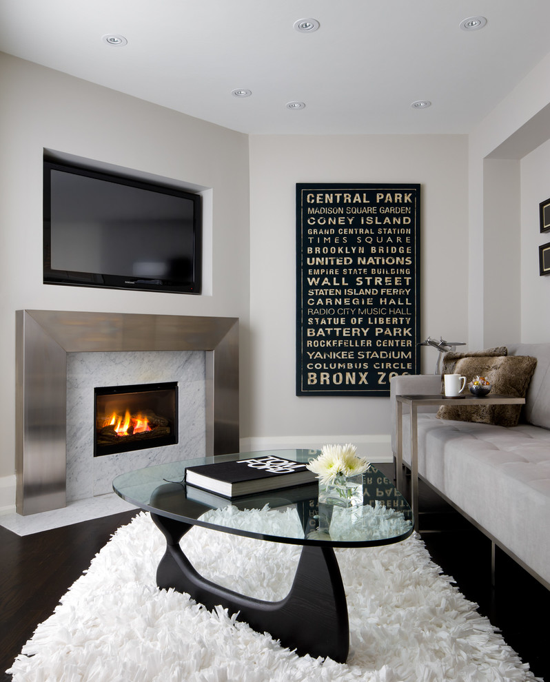 Inspiration för moderna vardagsrum, med grå väggar, en standard öppen spis och en väggmonterad TV