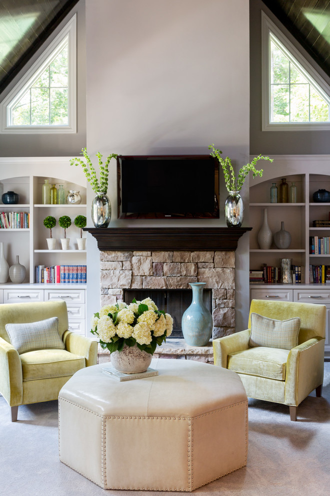 Klassisches Wohnzimmer mit weißer Wandfarbe, Teppichboden, Kamin, Kaminumrandung aus Stein und TV-Wand in Atlanta