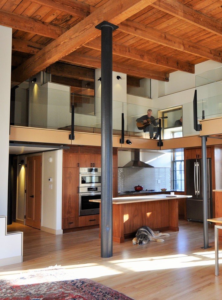 Idéer för ett stort modernt allrum på loftet, med ett musikrum, ljust trägolv, en bred öppen spis, en spiselkrans i metall, TV i ett hörn, vita väggar och gult golv