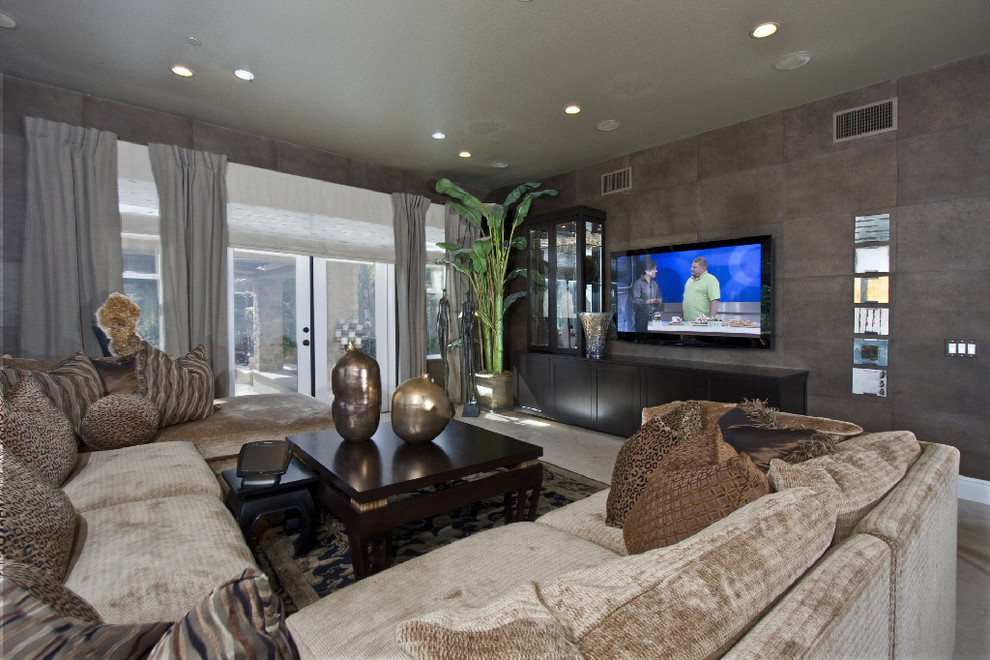 Пример оригинального дизайна: изолированная гостиная комната среднего размера в стиле неоклассика (современная классика) с домашним баром, серыми стенами, полом из терракотовой плитки, телевизором на стене и бежевым полом без камина
