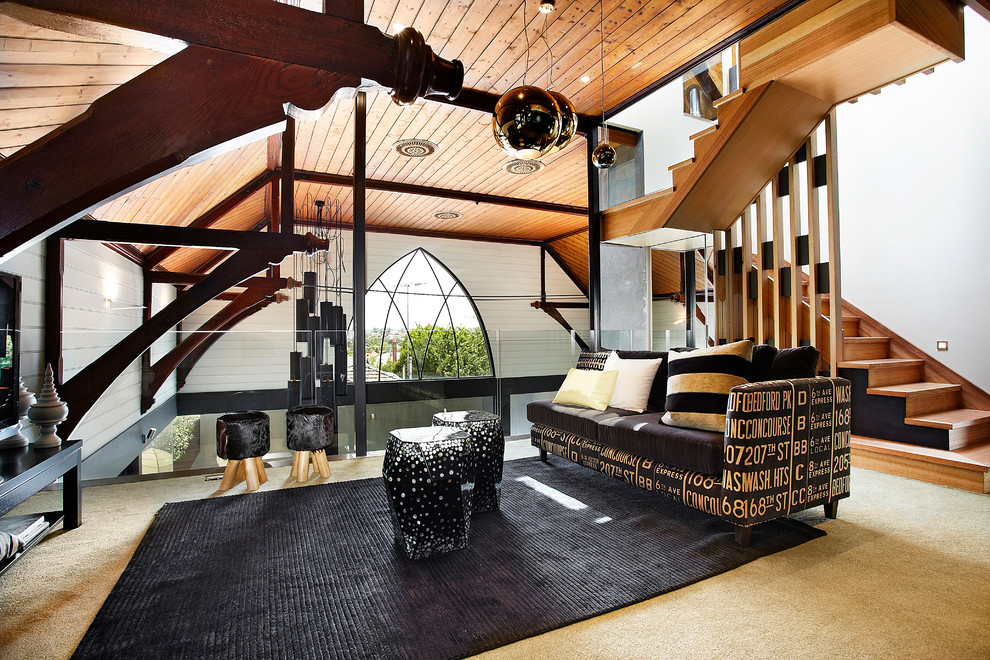 Foto di un soggiorno design stile loft con pareti bianche, moquette, TV autoportante e pavimento beige