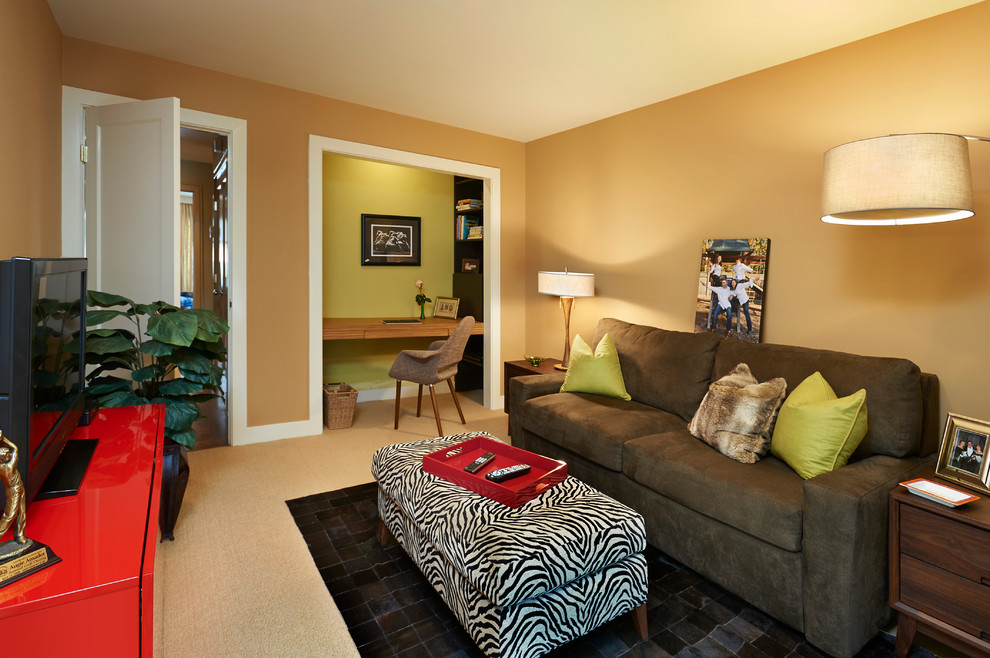 Cette image montre une salle de séjour design ouverte avec un mur beige, parquet foncé, une cheminée standard, un manteau de cheminée en béton, aucun téléviseur et un sol marron.