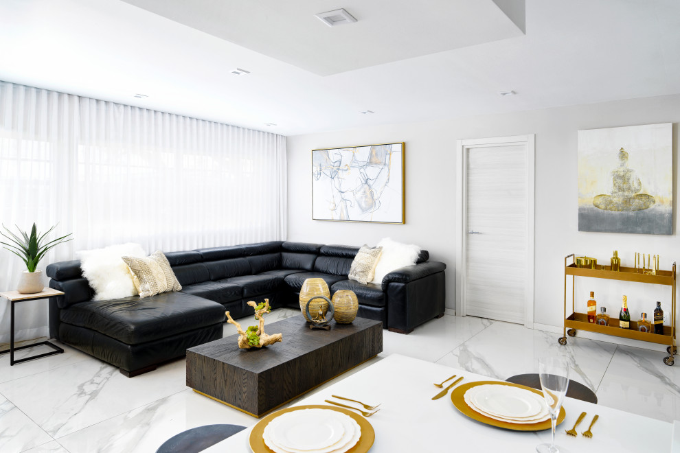 Ispirazione per un grande soggiorno contemporaneo stile loft con angolo bar, pareti bianche, pavimento in marmo, TV a parete e pavimento bianco