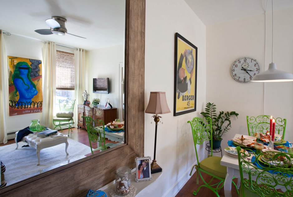Inspiration pour une petite salle de séjour bohème fermée avec un sol en bois brun et un téléviseur fixé au mur.