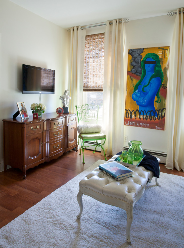 Источник вдохновения для домашнего уюта: маленькая изолированная гостиная комната в стиле шебби-шик с паркетным полом среднего тона и телевизором на стене для на участке и в саду