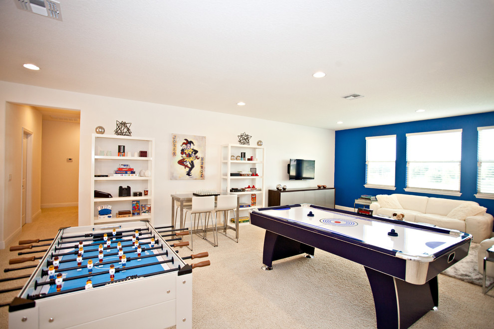 Ejemplo de sala de juegos en casa actual con paredes multicolor, moqueta, televisor colgado en la pared y suelo beige