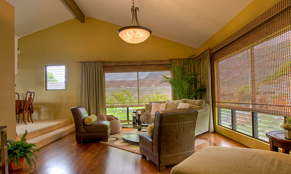 Foto di un ampio soggiorno tropicale aperto con pareti beige