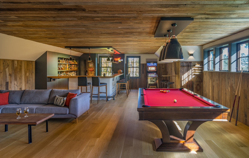 Foto di un soggiorno contemporaneo aperto con pareti marroni, pavimento in legno massello medio e pavimento marrone