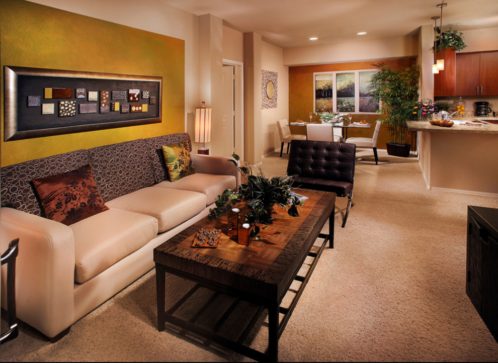 Imagen de sala de estar abierta contemporánea de tamaño medio con paredes beige, moqueta, todas las chimeneas, marco de chimenea de hormigón, televisor independiente y suelo beige