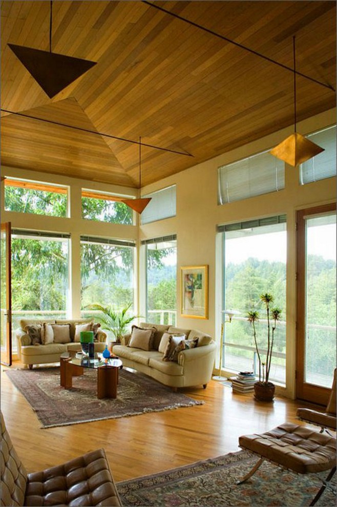 Ispirazione per un soggiorno moderno di medie dimensioni e aperto con pareti beige, pavimento in legno massello medio e pavimento marrone
