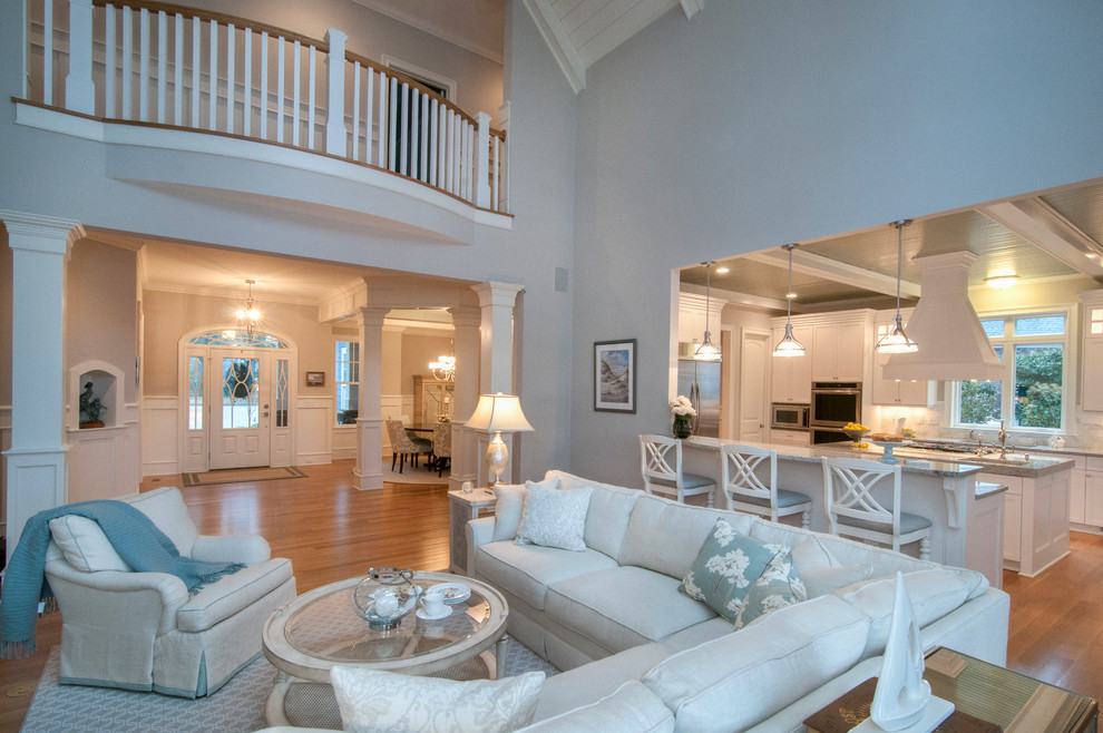 Offenes Maritimes Wohnzimmer mit grauer Wandfarbe und braunem Holzboden in Raleigh