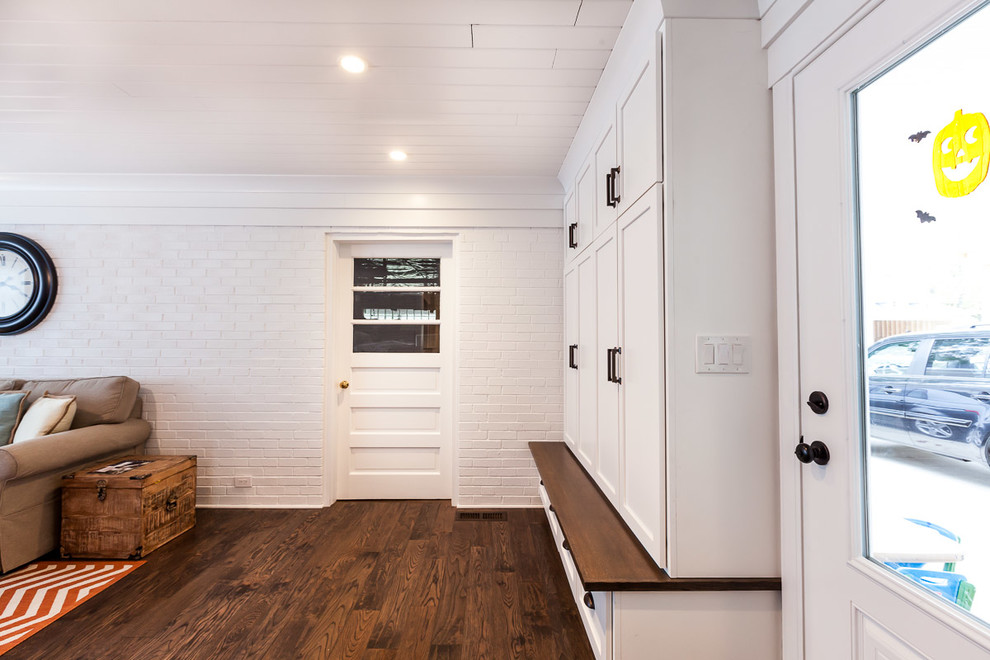 Großes, Abgetrenntes Maritimes Wohnzimmer ohne Kamin mit weißer Wandfarbe, braunem Holzboden und freistehendem TV in Chicago