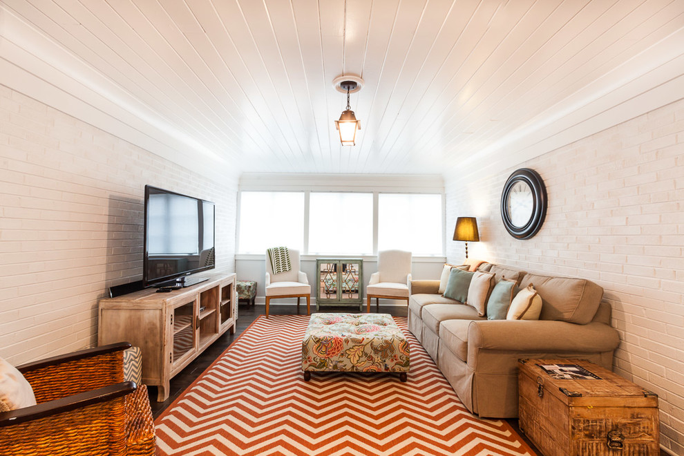 Идея дизайна: большая изолированная гостиная комната в морском стиле с белыми стенами, паркетным полом среднего тона и отдельно стоящим телевизором без камина