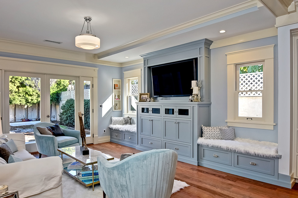 Mittelgroßes, Offenes Klassisches Wohnzimmer ohne Kamin mit blauer Wandfarbe, braunem Holzboden und Multimediawand in San Diego