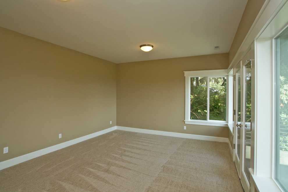 Foto de sala de estar cerrada moderna grande sin chimenea con moqueta y paredes amarillas