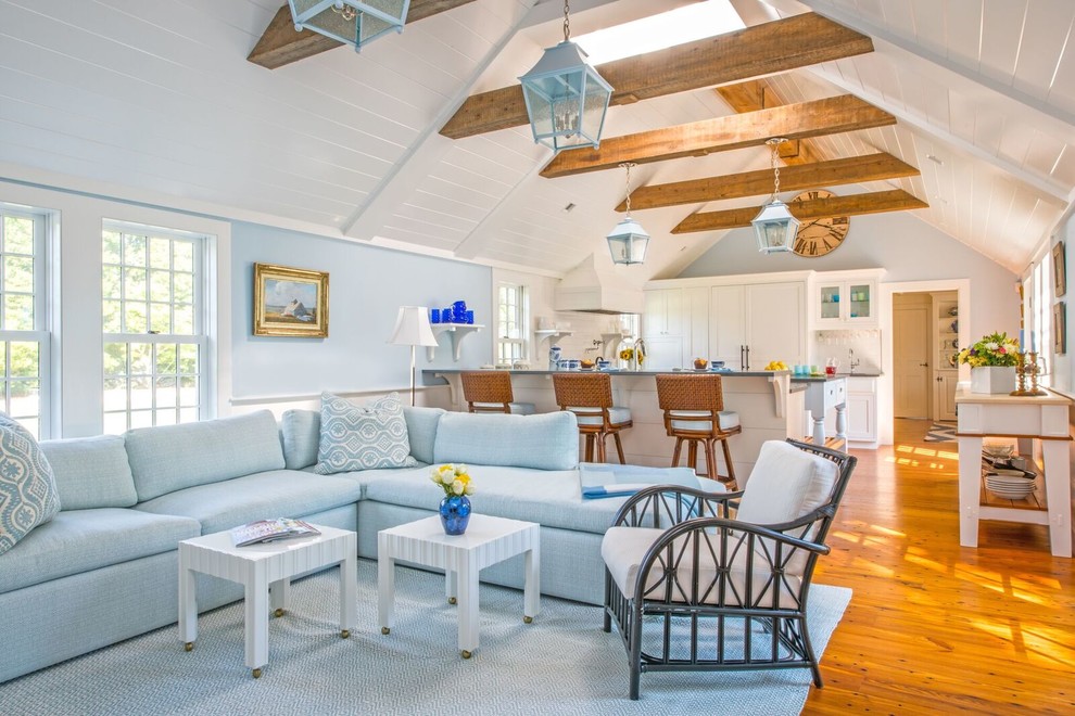 Foto di un soggiorno costiero aperto con pareti blu, pavimento in legno massello medio e pavimento marrone