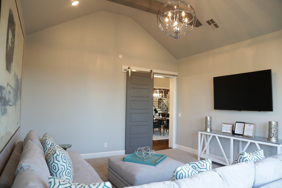 Diseño de sala de estar cerrada clásica renovada grande sin chimenea con paredes grises, moqueta, televisor colgado en la pared y suelo gris