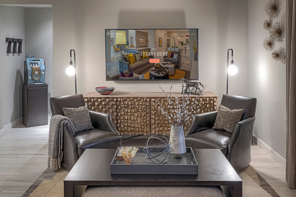 На фото: маленькая изолированная гостиная комната в стиле модернизм с серыми стенами и ковровым покрытием без камина, телевизора для на участке и в саду с