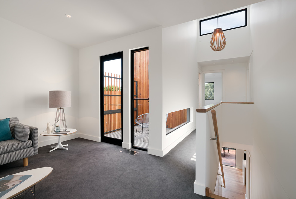 Стильный дизайн: гостиная комната среднего размера в современном стиле с белыми стенами и ковровым покрытием без камина, телевизора - последний тренд