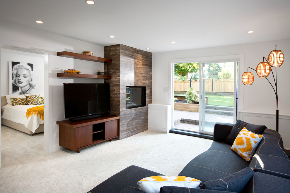 На фото: гостиная комната в стиле ретро с фасадом камина из плитки, белыми стенами, ковровым покрытием, отдельно стоящим телевизором, горизонтальным камином и ковром на полу
