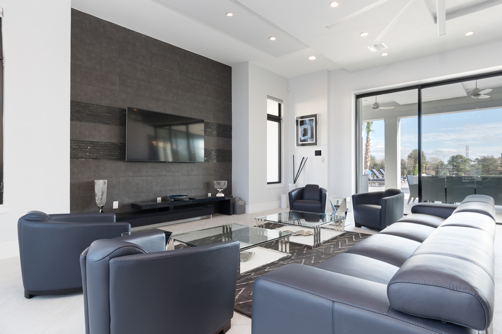 Идея дизайна: огромная открытая гостиная комната в современном стиле с белыми стенами, полом из керамогранита и телевизором на стене без камина