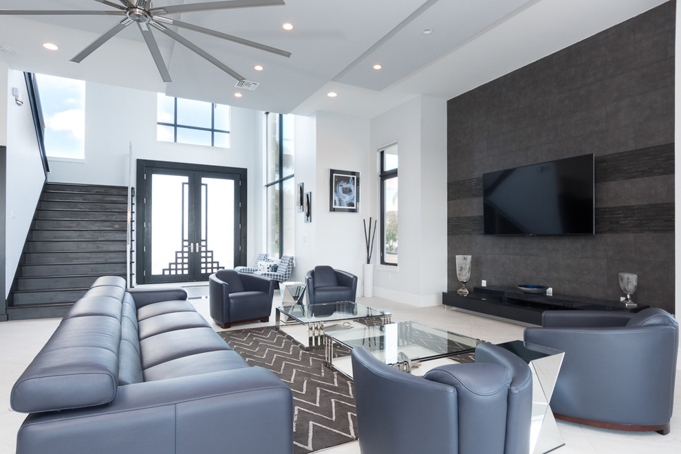 Foto de sala de estar abierta contemporánea extra grande sin chimenea con paredes blancas, suelo de baldosas de porcelana y televisor colgado en la pared