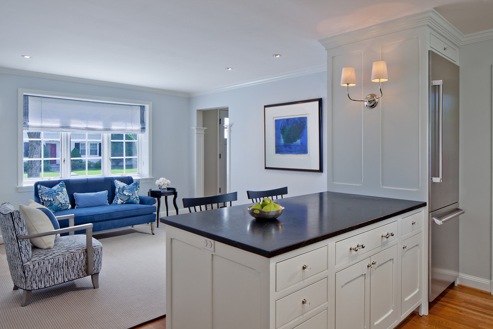 Стильный дизайн: открытая гостиная комната среднего размера в классическом стиле с синими стенами и светлым паркетным полом без камина, телевизора - последний тренд