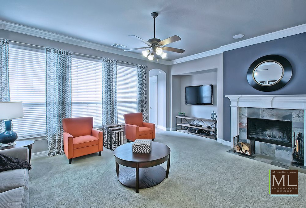 Mittelgroßes, Offenes Klassisches Wohnzimmer mit grauer Wandfarbe, Teppichboden, Kamin, gefliester Kaminumrandung und TV-Wand in Dallas
