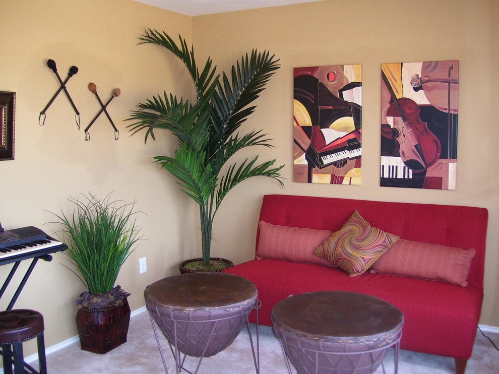 Imagen de sala de estar con rincón musical cerrada contemporánea pequeña con paredes beige y moqueta