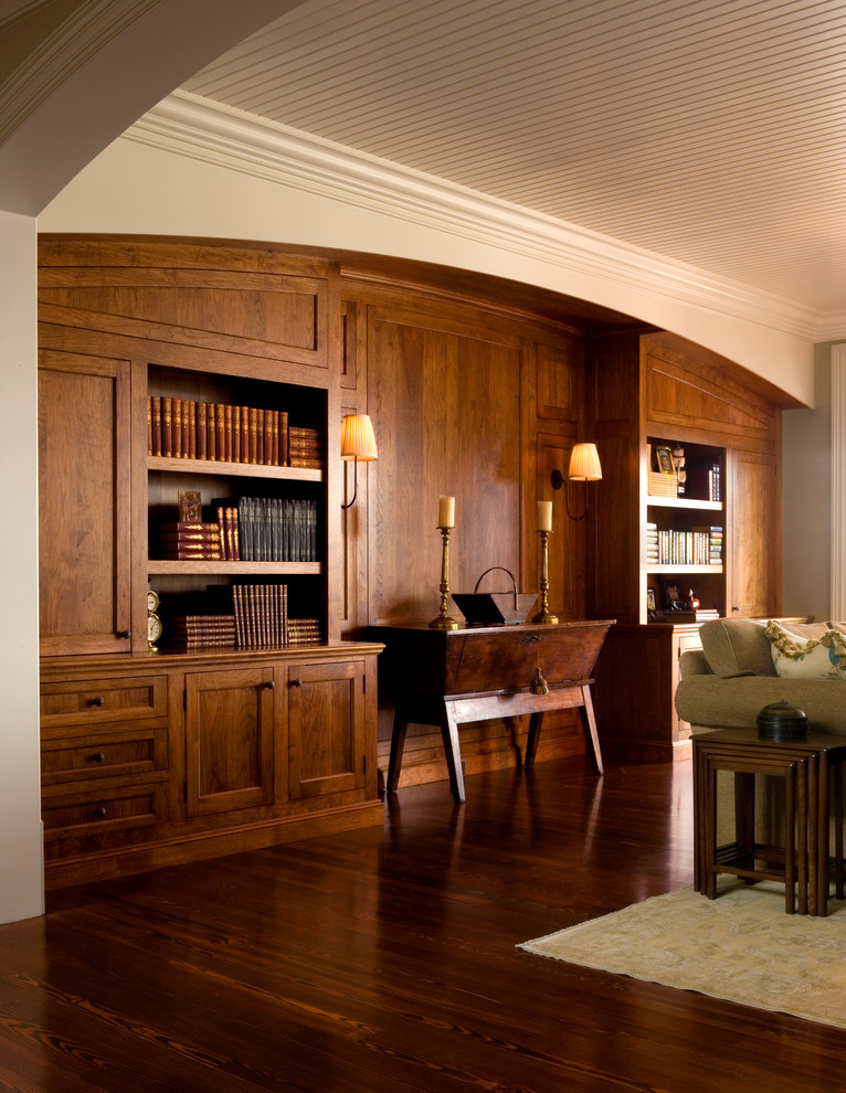 Réalisation d'une salle de séjour tradition de taille moyenne et fermée avec une bibliothèque ou un coin lecture, un mur beige et parquet foncé.