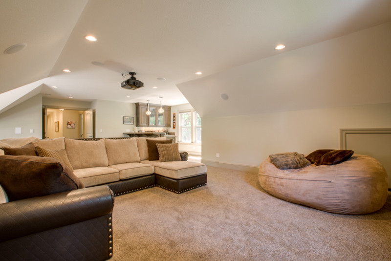 Foto di un grande soggiorno chic chiuso con sala giochi, pareti beige, moquette, nessun camino, TV a parete e pavimento beige