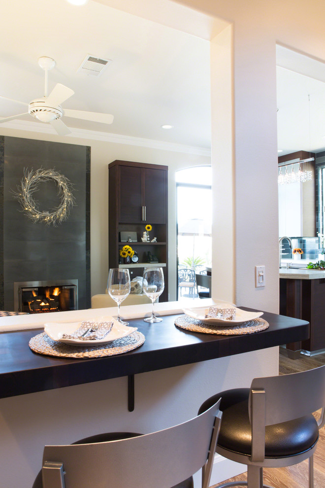 Modelo de sala de estar clásica renovada con marco de chimenea de baldosas y/o azulejos